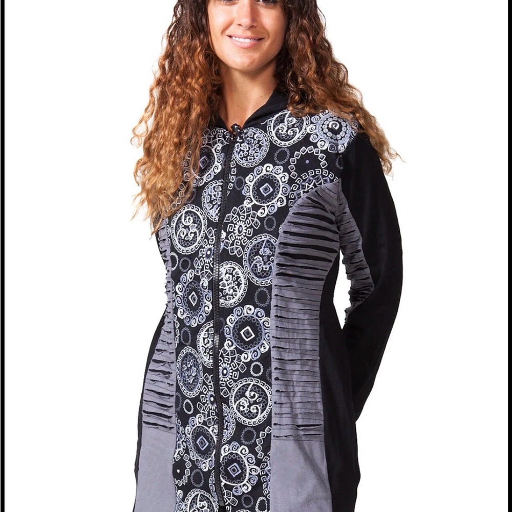196–NWT Elegant Spiral Ripped Long Zip HoodieBlack and Gray Patterned